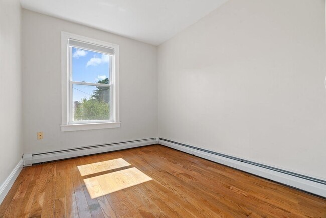Building Photo - 15 Holton St