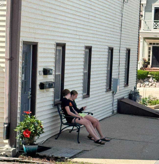 Building Photo - 721 Oneida St