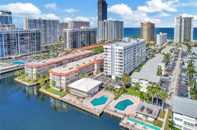 Building Photo - 3113 S Ocean Dr