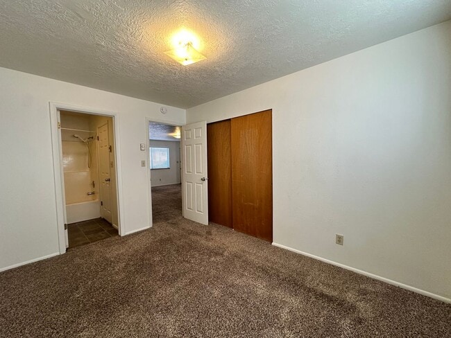 Building Photo - 2 Bedroom, 1 Bathroom Twin Home