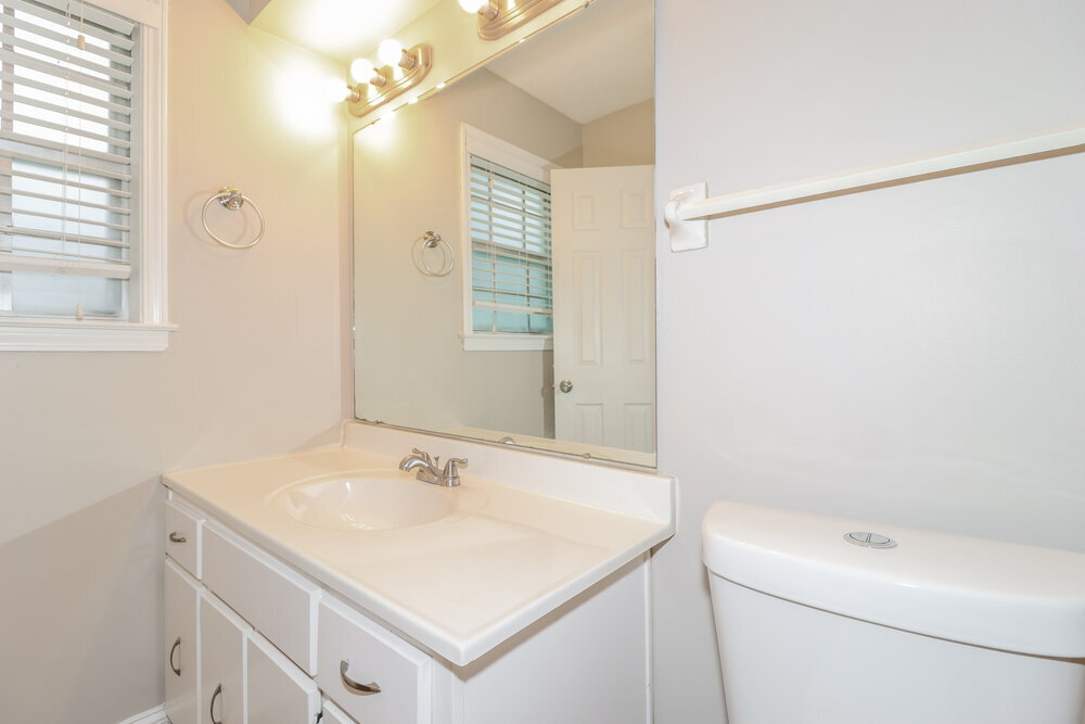 Building Photo - 6049 Lawnhill Dr