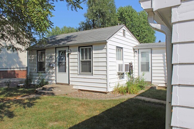 Building Photo - 1-Bedroom, 1-Bath House for Rent