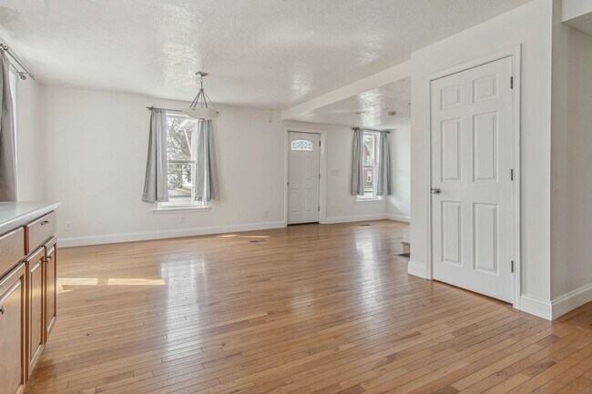 Building Photo - Charming 3Bed/2Bath Home Minutes from Fort Drum | Pet Friendly | Garage + Spacious Yard