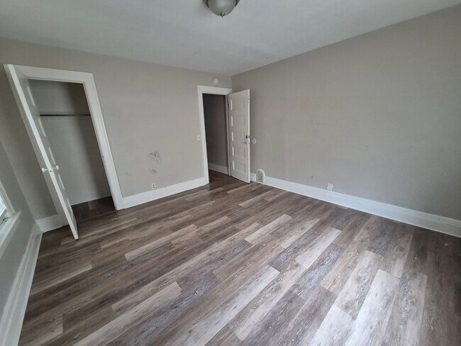 Building Photo - 1107-1109 South Clinton