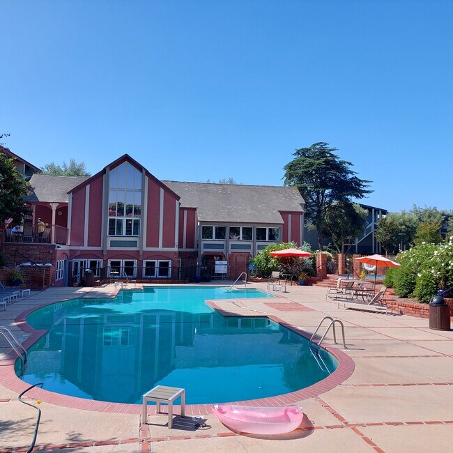 Building Photo - 6605 Green Valley Cir