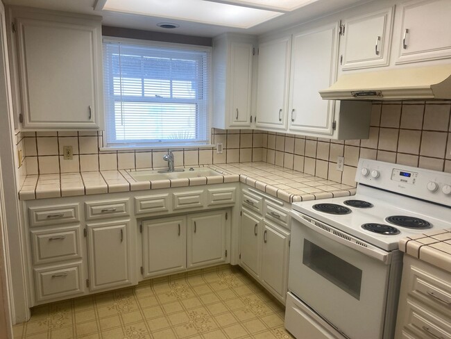 Building Photo - Charming 2 bed 1 bath Home  in Oildale $1,...