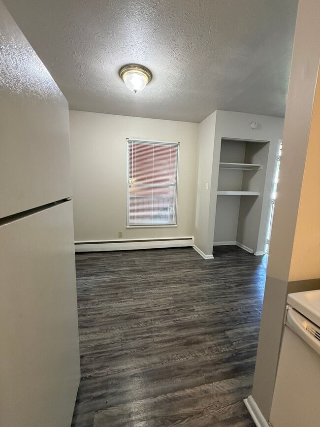 Building Photo - Spacious 1–3 Bedroom Apartments in South Louisville | Cedar Chase