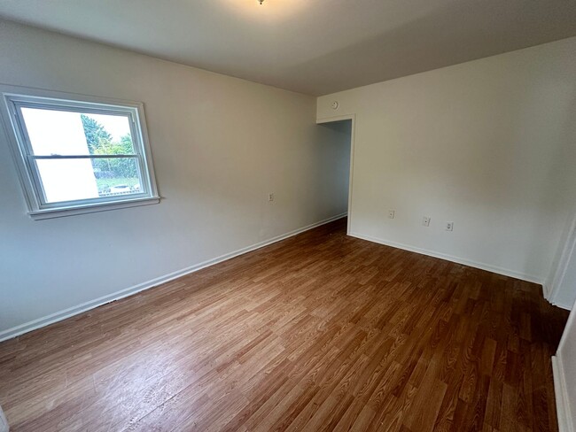 Building Photo - 422 Longwood Ave