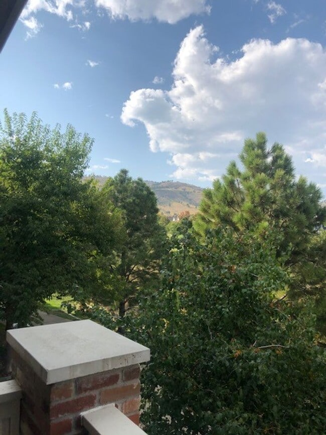 Building Photo - Renovated 2 Bedroom 2.5 Bathroom Condo in ...