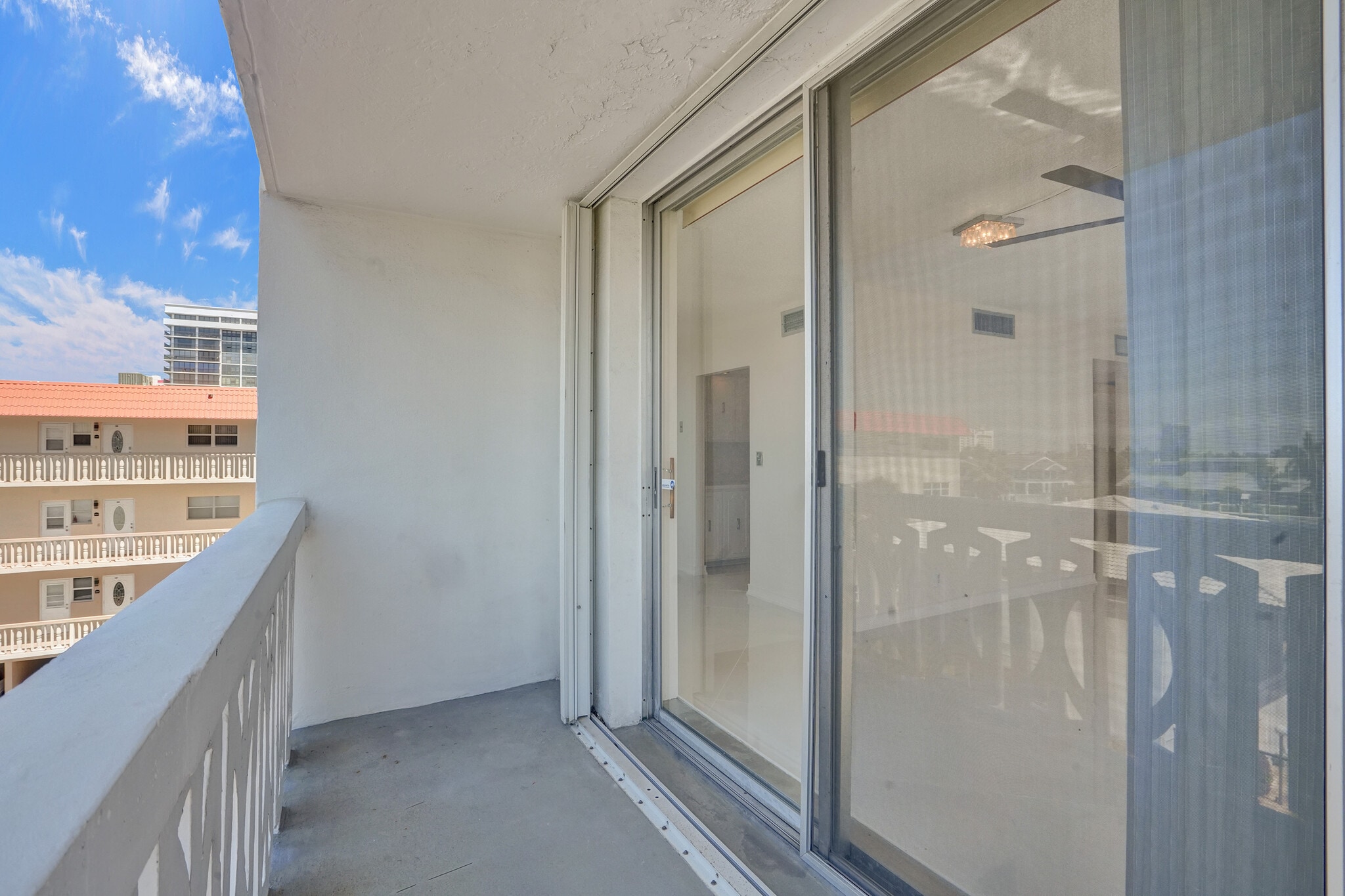 Building Photo - 3113 S Ocean Dr
