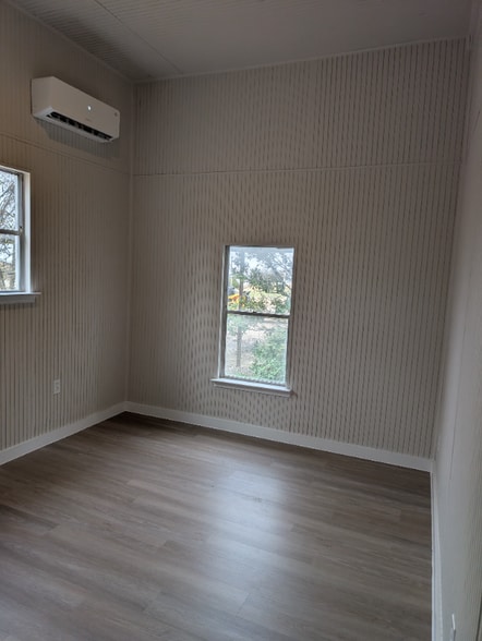 Building Photo - 1007 Bois D'Arc St