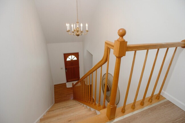 Building Photo - 13 N Meadow Ln