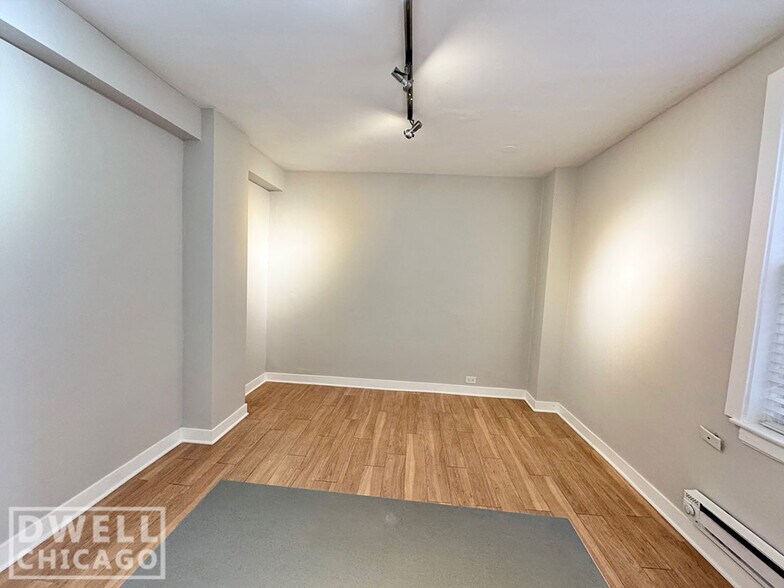 Building Photo - 541 W Belmont Ave