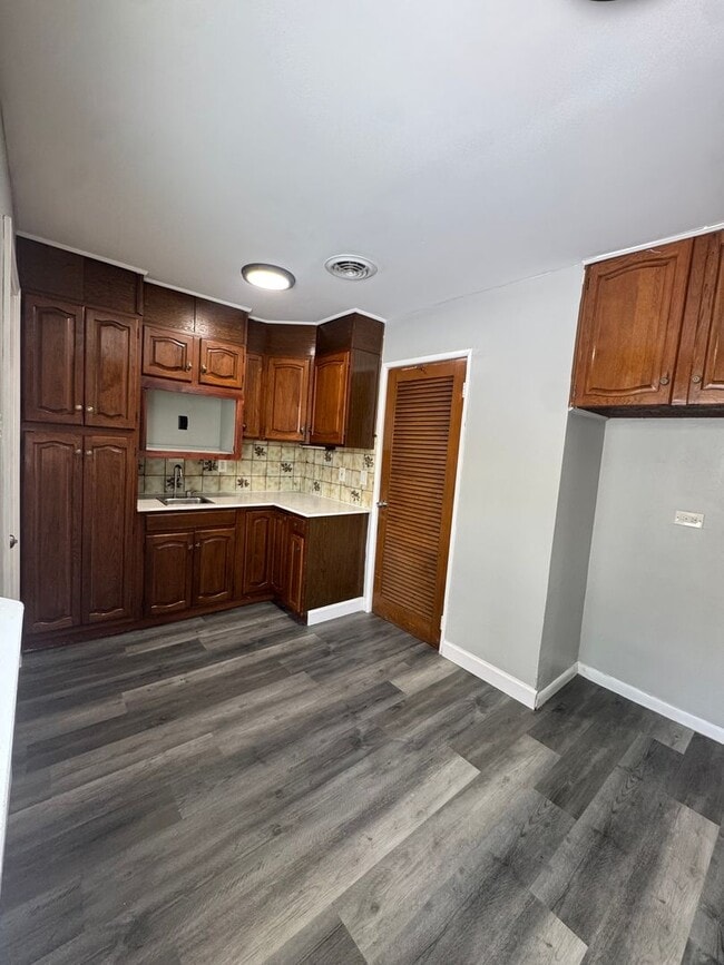 Building Photo - Don’t miss out on this charming three-bedr...