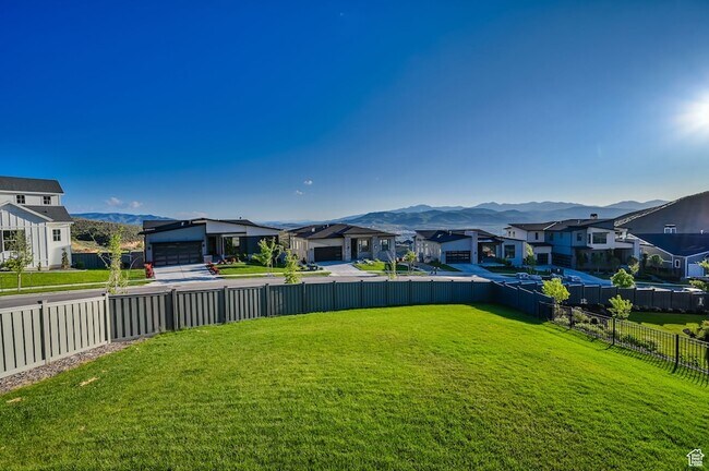 Building Photo - 1722 Oakridge Cir