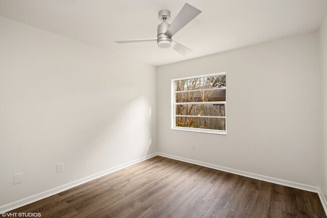 Building Photo - Beautiful 3 bedroom 2 bath Longwood Home