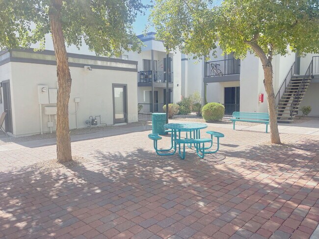 Building Photo - 740 W Elm St