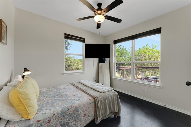 Building Photo - 1089 Hidden Hills Dr