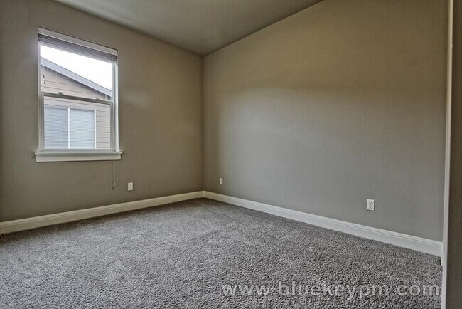Building Photo - 45 Degree Central 4 bedrooms, 2.5 baths Wa...
