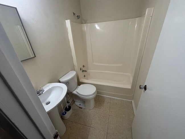 Building Photo - Knoxville 37915 - 4 bedroom 2 bath - call Howard Grower 865-705-0969