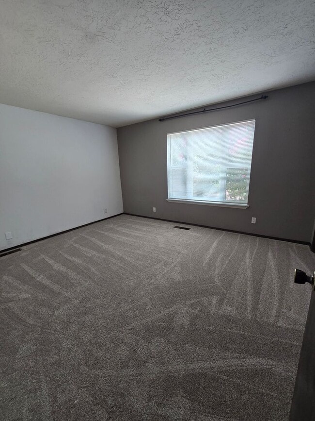 Building Photo - 2 bedroom, 2 bath in NE