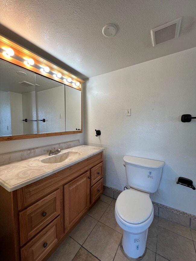 Building Photo - Beautiful 4 Bedroom 2 Bathroom Home