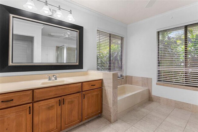 Building Photo - 2041 SE Floresta Dr