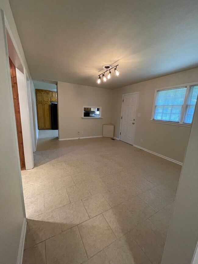 Building Photo - 3 Bedroom 2 Bathroom Home with One Car Attached Garage in Valley Park Homes Subdivision