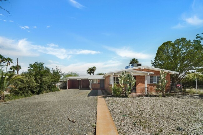 Building Photo - Gorgeous Spacious Duplex Close to shopping...