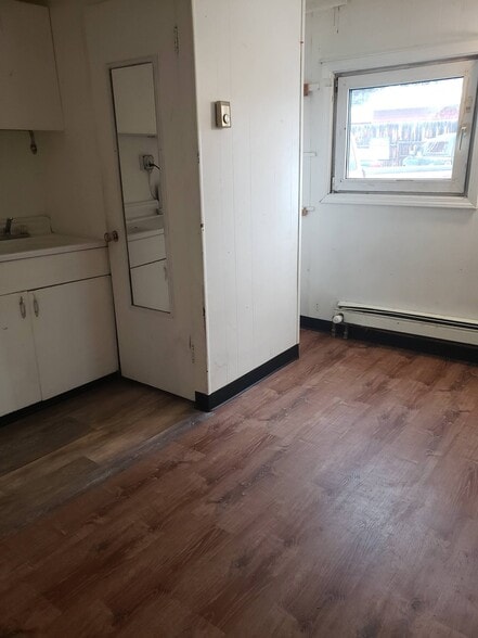 Building Photo - 1128 Hess Ave