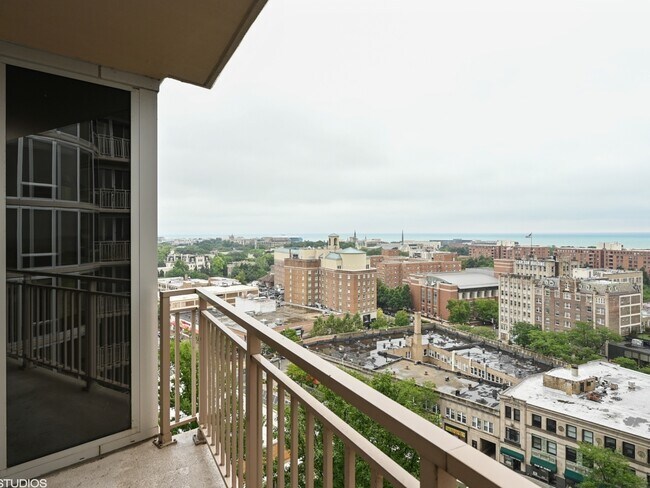 Building Photo - 807 Davis St
