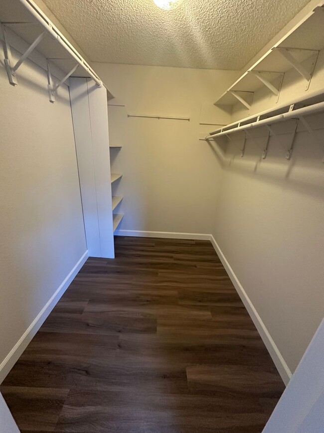 Building Photo - Condo, ready for move-in!