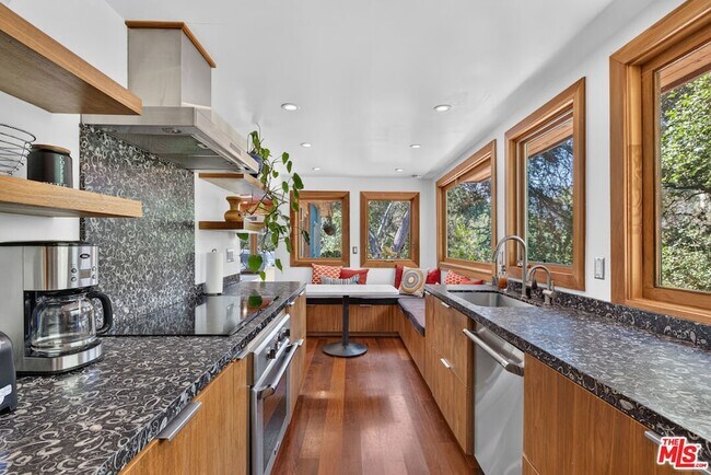 Building Photo - 1738 Topanga Skyline Dr