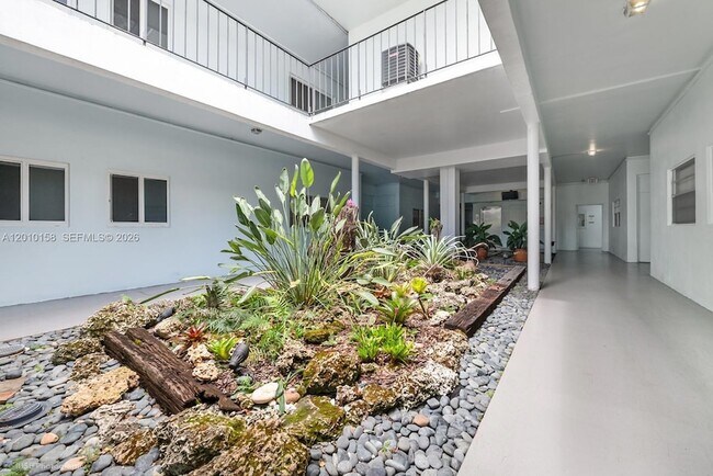Building Photo - 2539 S Bayshore Dr