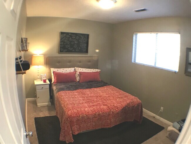 Building Photo - 4-Bedroom Retreat in Saint George – Cozy a...