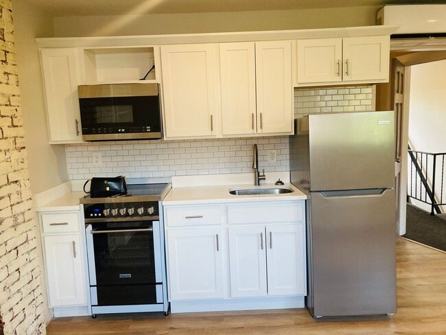 Building Photo - Recently Renovated Micro One Bedroom Apartment! May 1 move in!