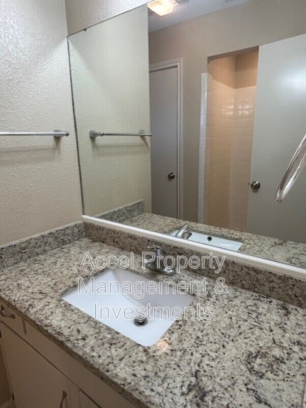 Building Photo - 2405 Mimosa St