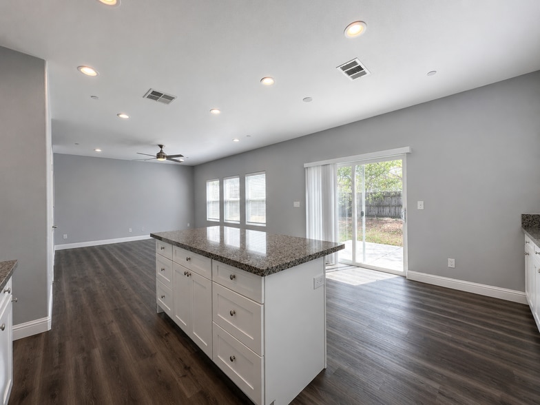 Building Photo - 12 Roscommon Ct