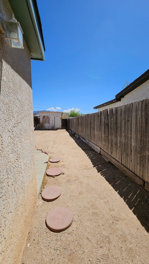 Building Photo - 2 Bed 1 bath