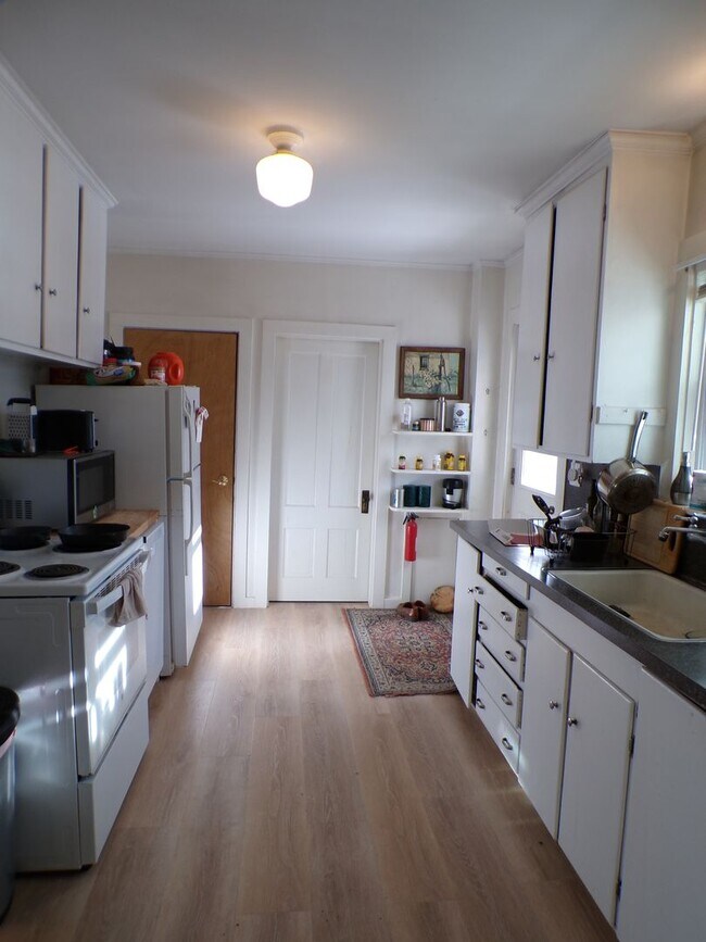 Building Photo - 84 College Ave