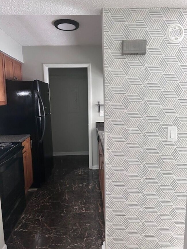 Building Photo - Newly Renovated Two Bedroom Condo Available! Move In Ready!