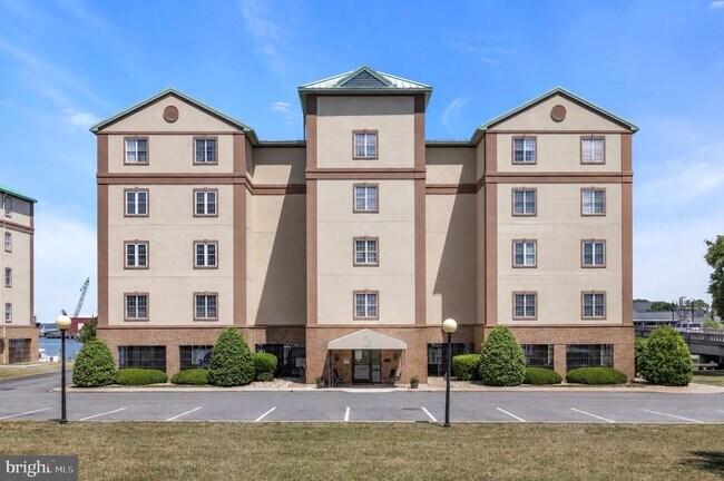 Building Photo - 304 Academy St