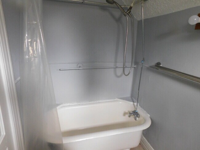 Building Photo - Private Entry Upper Level of Duplex