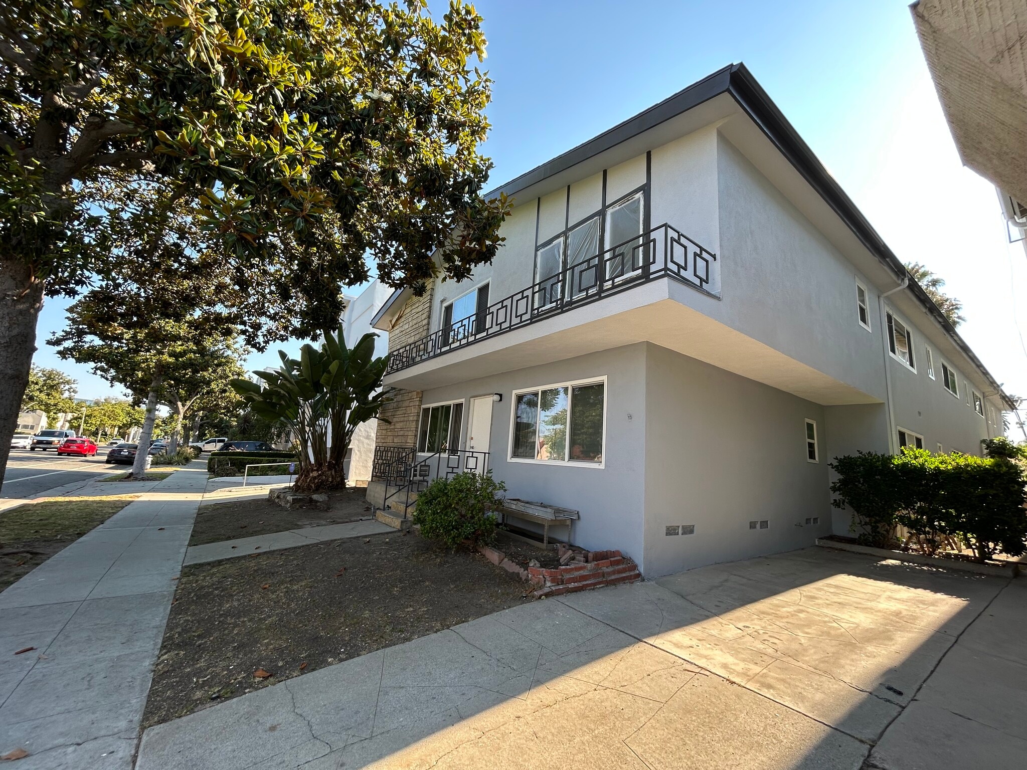 Building Front on Doheny - 325 S Doheny Dr