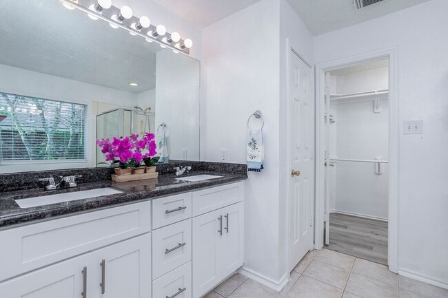 Building Photo - 34 Tallow Hill Pl