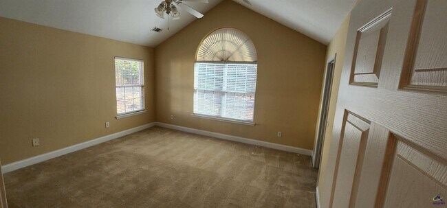Building Photo - 402 Nandina Ct
