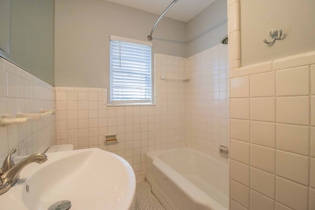 Building Photo - CHARMING 2 Bedroom, 1 Bathroom Arlington H...