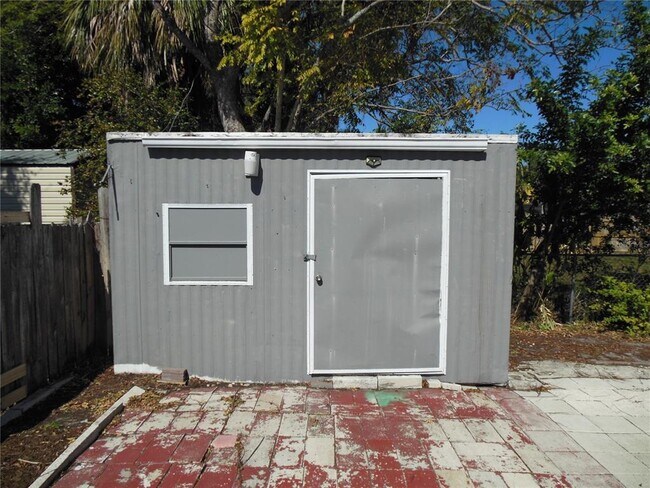 Building Photo - 2204 20th Ave W