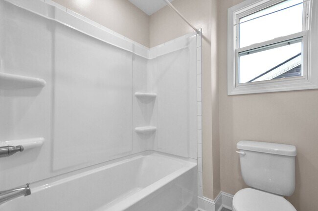 Building Photo - Pet Friendly Three Bedroom!