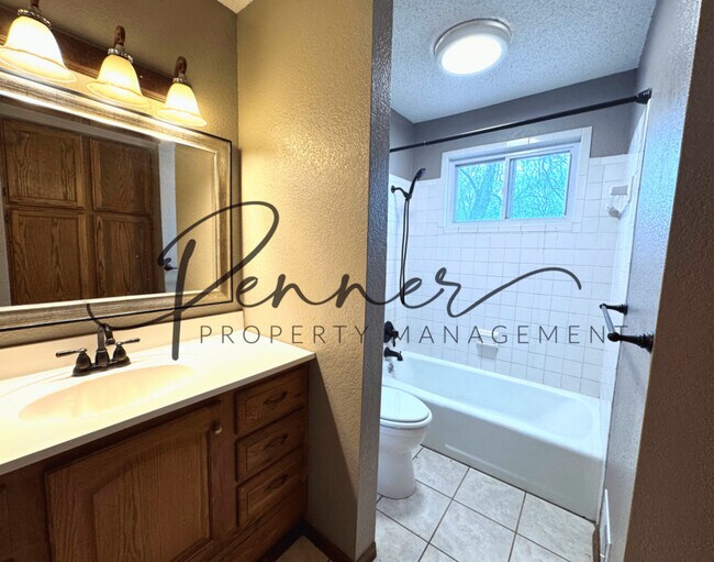 Building Photo - 302 SE Brentwood Dr